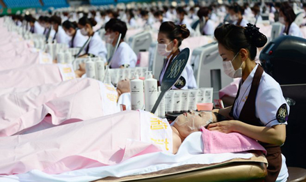 Các tình nguyện viên tham gia kỷ lục massage mặt tại trung tâm thể thao Tế Nam.
